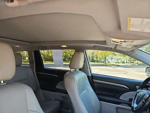 Used 2018 Toyota Highlander Limited Platinum AWD/4WD image 12