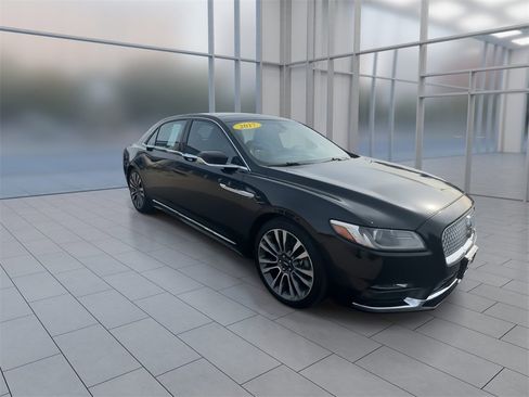 Used 2017 Lincoln Continental Select image 3