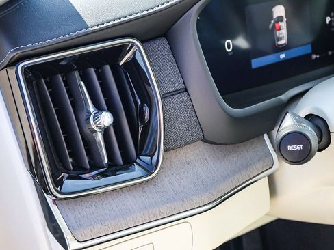 New 2026 Volvo XC90 B6 Ultra w/ Protection Package image 34