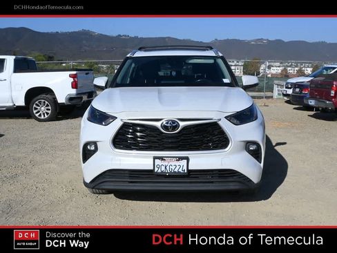 Used 2022 Toyota Highlander XLE FWD image 2