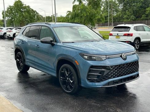 Certified 2025 Volkswagen Tiguan SE R-Line AWD/4WD image 3