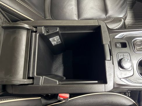 Used 2023 Chevrolet Traverse Premier image 32