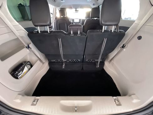 Used 2023 Chrysler Pacifica Touring-L FWD image 23