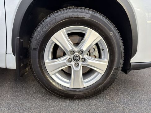 Used 2023 Toyota Highlander LE image 6