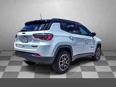 Used 2025 Jeep Compass Trailhawk AWD/4WD image 6