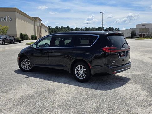 Used 2024 Chrysler Pacifica Touring-L FWD image 4