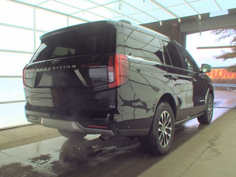 Used 2025 Ford Expedition Platinum image 5