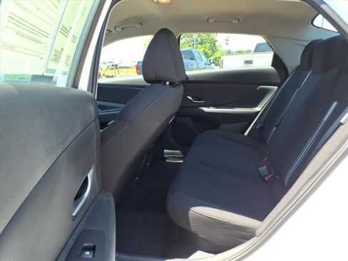 Used 2025 Hyundai Elantra Hybrid FWD image 11