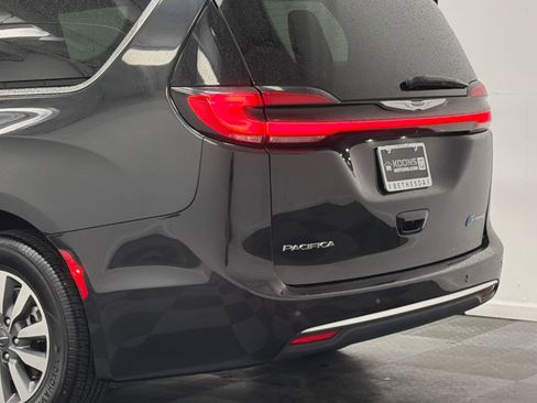Used 2023 Chrysler Pacifica Touring-L FWD image 7