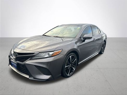 Used 2018 Toyota Camry XSE image 2