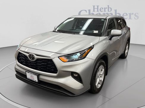 Used 2025 Toyota Highlander LE AWD/4WD image 11