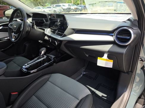 New 2026 Chevrolet Trax LT w/ LT Convenience Package FWD image 13