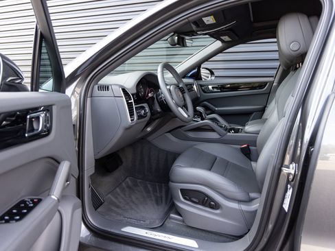 Certified 2023 Porsche Cayenne Coupe AWD/4WD image 24