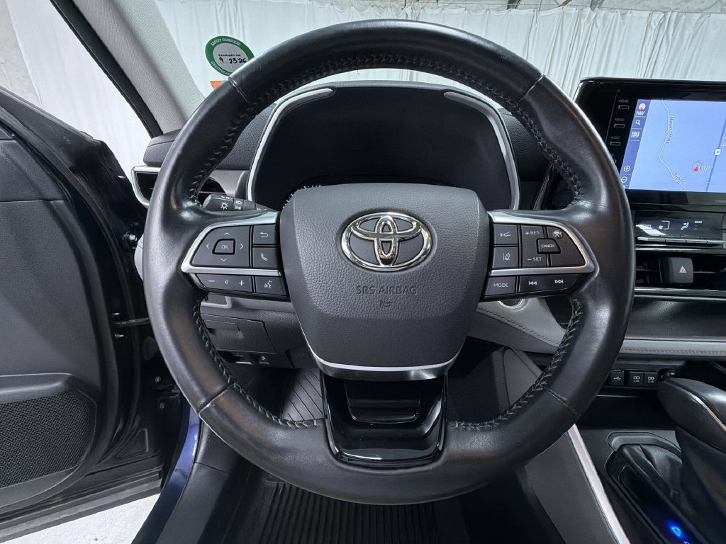Used 2021 Toyota Highlander XLE AWD/4WD image 27
