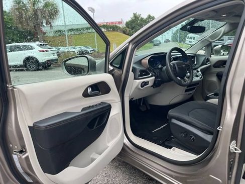 Used 2018 Chrysler Pacifica Touring Plus FWD image 4