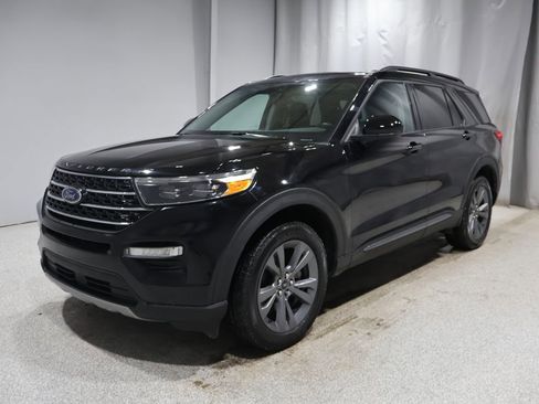 Used 2023 Ford Explorer XLT w/ Equipment Group 202A image 6