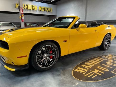 Used 2017 Dodge Challenger SRT w/ Technology Group image 3