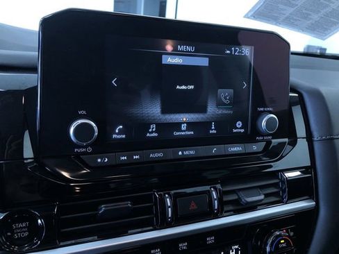 Used 2025 Nissan Pathfinder SV image 28