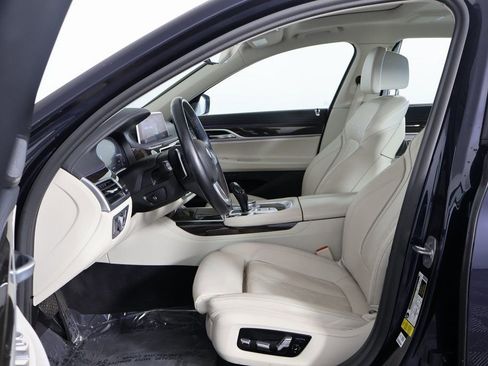Used 2020 BMW 740i w/ Premium Package image 10