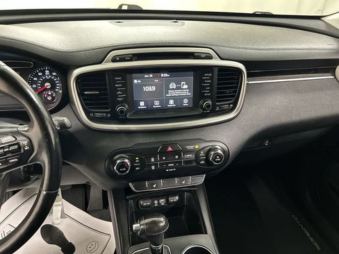 Used 2017 Kia Sorento AWD w/ LX Convenience Package image 18