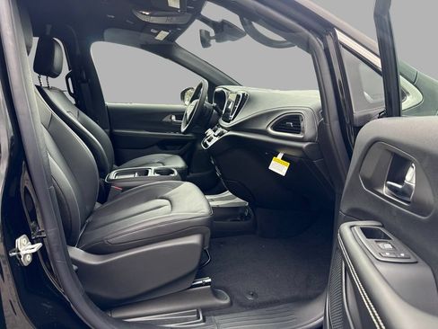 New 2027 Chrysler Pacifica Select FWD image 16