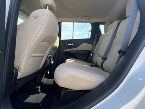 Used 2015 Jeep Cherokee Latitude FWD image 24