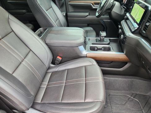 Used 2024 Chevrolet Silverado 1500 High Country w/ High Country Premium Package AWD/4WD image 12