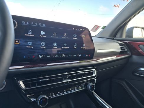 Used 2024 Chevrolet Traverse Z71 image 23