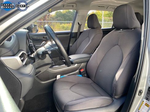 Used 2024 Toyota Highlander LE AWD/4WD image 25