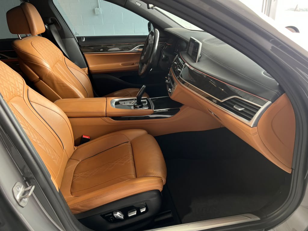 Used 2022 BMW 750i xDrive w/ Executive Package AWD/4WD image 21