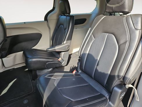 Used 2024 Chrysler Pacifica Touring-L image 13