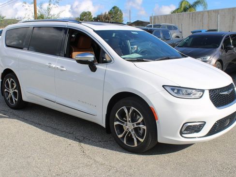 New 2026 Chrysler Pacifica Pinnacle image 3