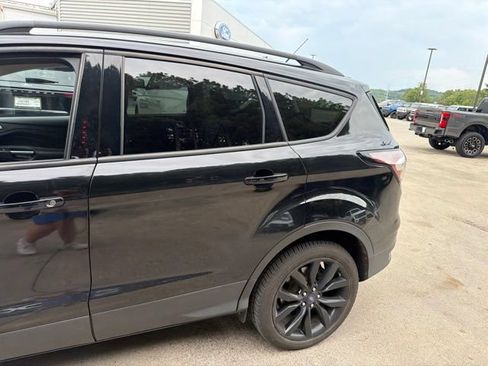 Used 2017 Ford Escape SE w/ SE Sport Appearance Package FWD image 6