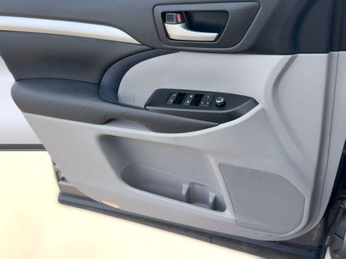 Used 2018 Toyota Highlander XLE image 12