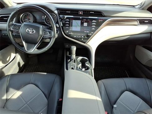 Used 2018 Toyota Camry XLE image 11