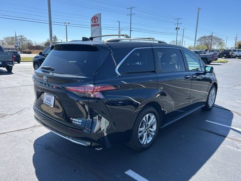 Used 2021 Toyota Sienna Platinum image 22