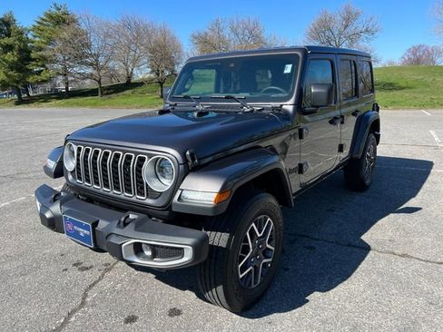 Used 2025 Jeep Wrangler Unlimited Sahara AWD/4WD image 5