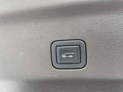 Used 2023 GMC Yukon SLT w/ SLT Luxury Package image 11