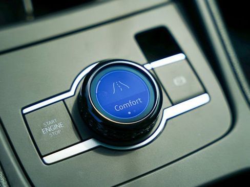 Used 2025 Volkswagen Tiguan SE w/ Panoramic Sunroof Package image 17