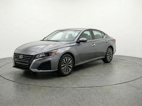 Used 2025 Nissan Altima 2.5 SV image 3