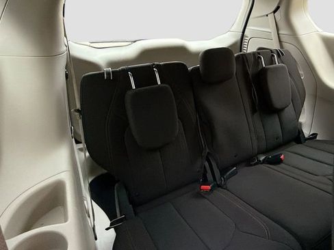 Used 2018 Chrysler Pacifica L image 25