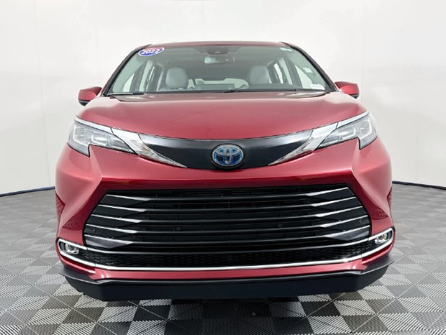 Used 2022 Toyota Sienna XLE FWD image 1