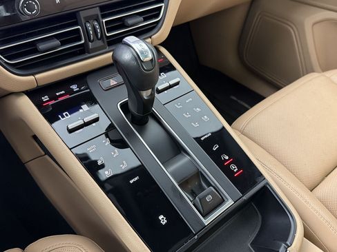 Certified 2023 Porsche Macan AWD/4WD image 18