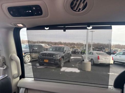 Used 2024 Chrysler Pacifica Limited image 18