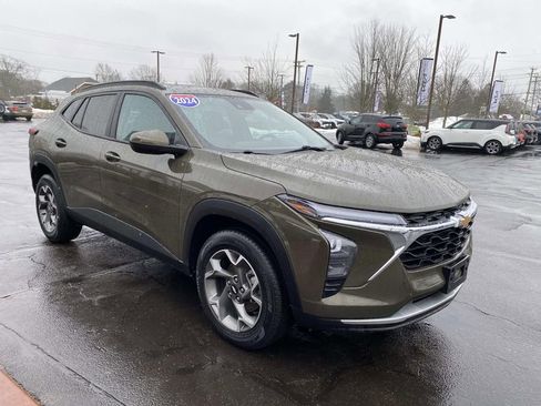 Used 2024 Chevrolet Trax LT w/ Sunroof Package image 9