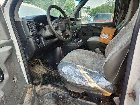 Used 2006 GMC Savana 3500 RWD image 4