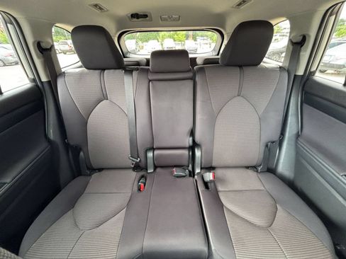 Used 2025 Toyota Highlander LE FWD image 39