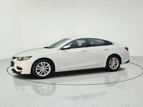 Used 2017 Chevrolet Malibu LT FWD image 3