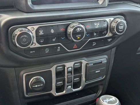 Used 2020 Jeep Wrangler Unlimited Sahara AWD/4WD image 25