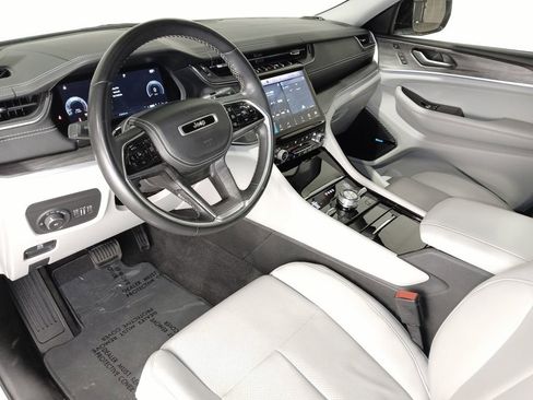 Used 2022 Jeep Grand Cherokee Overland w/ Luxury Tech Group IV AWD/4WD image 16